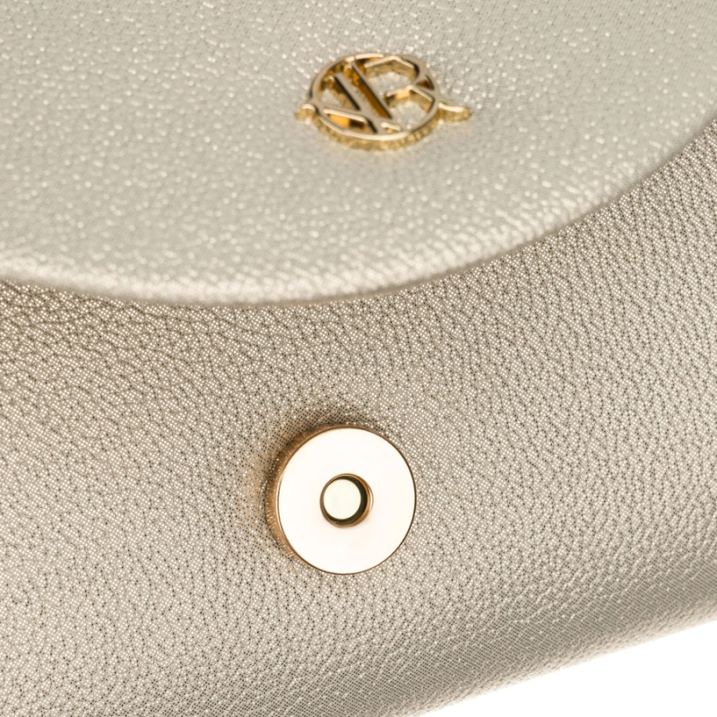 Złota kopertówka damska wykonana ze skóry ekologicznej zapinana klipsem magnetycznym - Rovicky