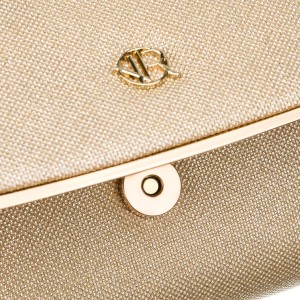 Wizytowa, złota torebka damska wykonana z tkaniny syntetycznej zamykana klipsem magnetycznym - Rovicky