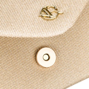 Brokatowa kopertówka damska wykonana z tkaniny syntetycznej w złotym kolorze - Rovicky