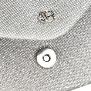 Brokatowa kopertówka damska w srebrnym kolorze zawieszona na eleganckim łańcuszku - Rovicky