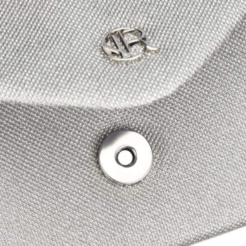 Brokatowa kopertówka damska w srebrnym kolorze zawieszona na eleganckim łańcuszku - Rovicky