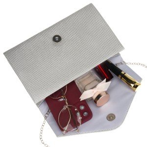 Brokatowa kopertówka damska w srebrnym kolorze zawieszona na eleganckim łańcuszku - Rovicky