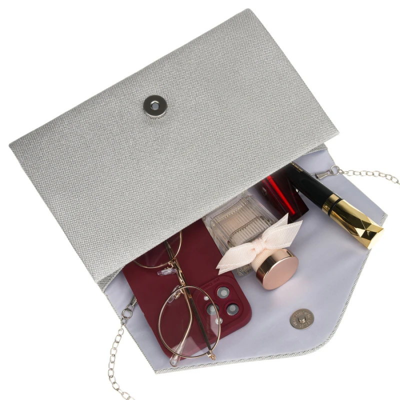 Brokatowa kopertówka damska w srebrnym kolorze zawieszona na eleganckim łańcuszku - Rovicky