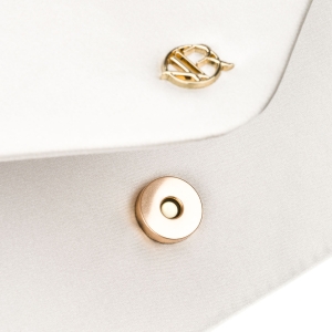 Biała kopertówka damska z tkaniny syntetycznej zamykana klipsem magnetycznym - Rovicky