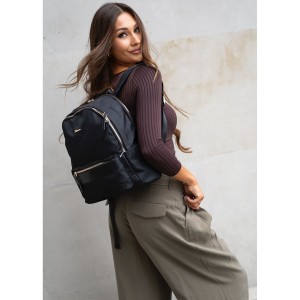 Miejski plecak damski z poliestru w czarnym kolorze, zawieszony na regulowanych szelkach - Peterson