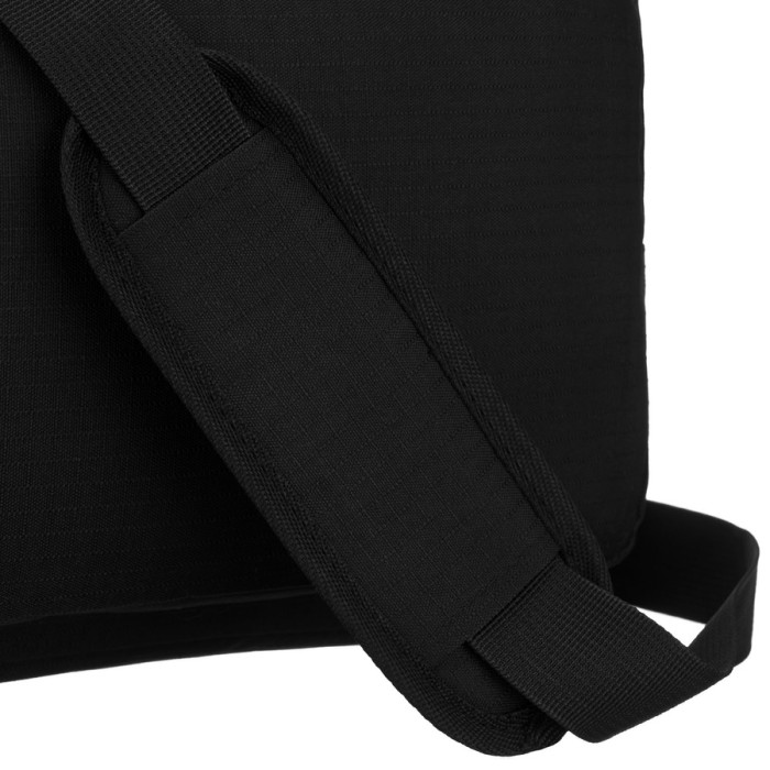 Plecak podróżny w czarnym kolorze zamykany suwakiem, idealny na bagaż podręczny - Peterson