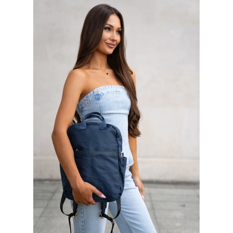 Granatowy, nylonowy plecak damski na regulowanych szelkach zamykany suwakiem - Peterson