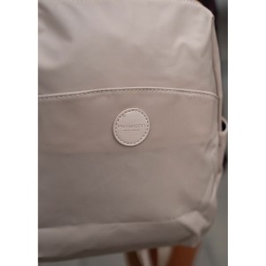 Beżowy plecaczek damski z nylonu i skóry ekologicznej zamykany suwakiem - Peterson