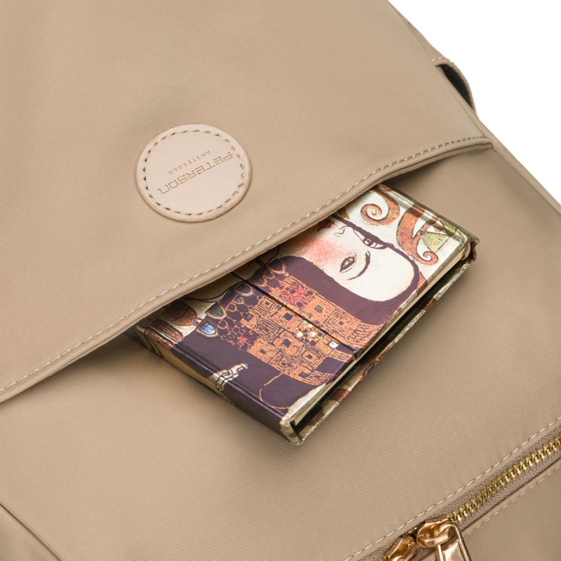 Beżowy plecaczek damski z nylonu i skóry ekologicznej zamykany suwakiem - Peterson