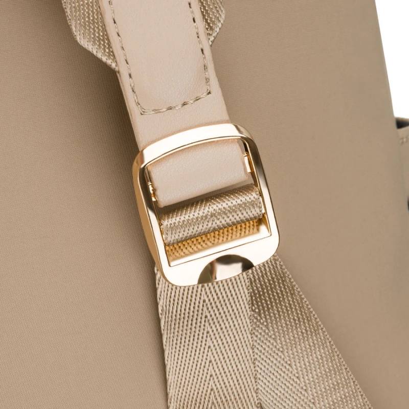 Beżowy plecaczek damski z nylonu i skóry ekologicznej zamykany suwakiem - Peterson