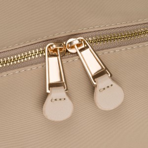 Beżowy plecaczek damski z nylonu i skóry ekologicznej zamykany suwakiem - Peterson