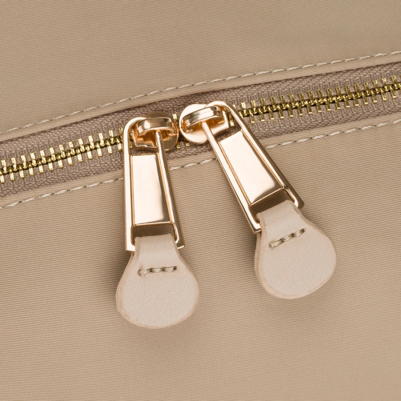 Beżowy plecaczek damski z nylonu i skóry ekologicznej zamykany suwakiem - Peterson