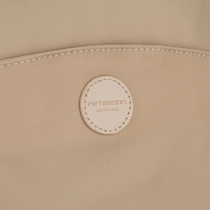 Beżowy plecaczek damski z nylonu i skóry ekologicznej zamykany suwakiem - Peterson