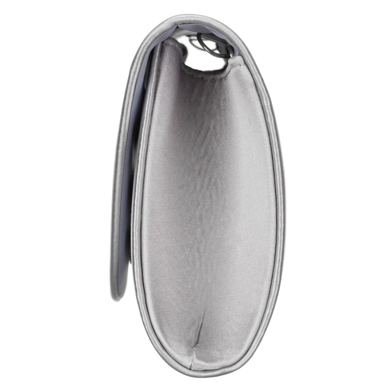 Elegancka kopertówka damska w srebrnym kolorze wykonana z tkaniny syntetycznej i zamykana klipsem magnetycznym - Rovicky