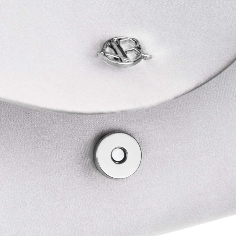 Elegancka kopertówka damska w srebrnym kolorze wykonana z tkaniny syntetycznej i zamykana klipsem magnetycznym - Rovicky