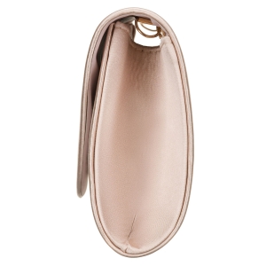 Elegancka kopertówka damska w beżowym kolorze wykonana z tkaniny syntetycznej i zawieszona na łańcuszku - Rovicky