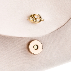 Elegancka kopertówka damska w beżowym kolorze wykonana z tkaniny syntetycznej i zawieszona na łańcuszku - Rovicky