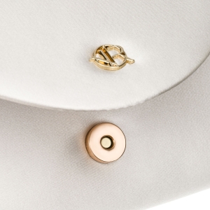 Biała kopertówka damska wykonana z tkaniny syntetycznej zawieszona na łańcuszku - Rovicky