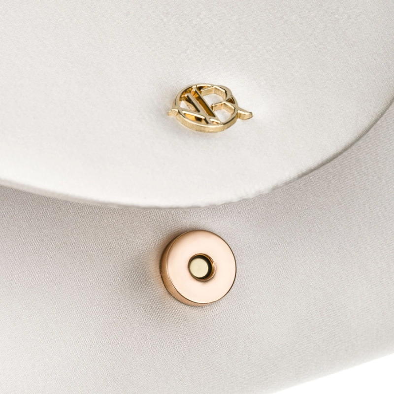 Biała kopertówka damska wykonana z tkaniny syntetycznej zawieszona na łańcuszku - Rovicky