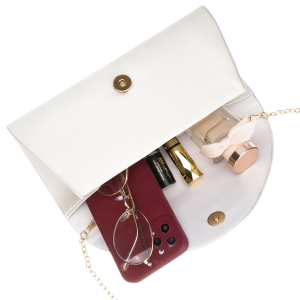 Biała kopertówka damska wykonana z tkaniny syntetycznej zawieszona na łańcuszku - Rovicky