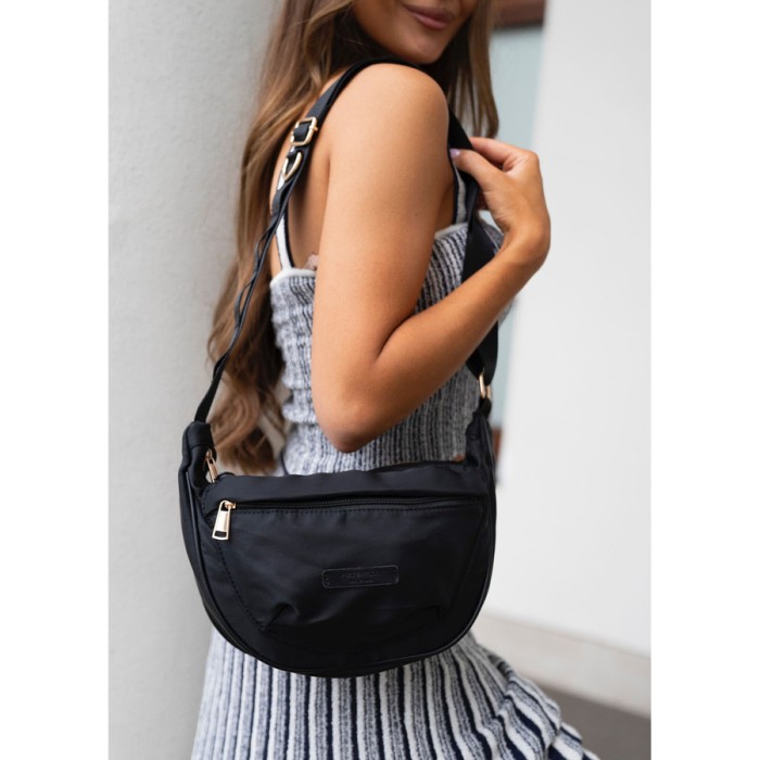 Lekka czarna listonoszka damska wykonana z nylonu, zawieszona na regulowanym pasku - Peterson