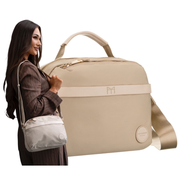 Wygodna listonoszka damska z nylonu w beżowym kolorze, jednokomorowa i zamykana suwakiem - Peterson