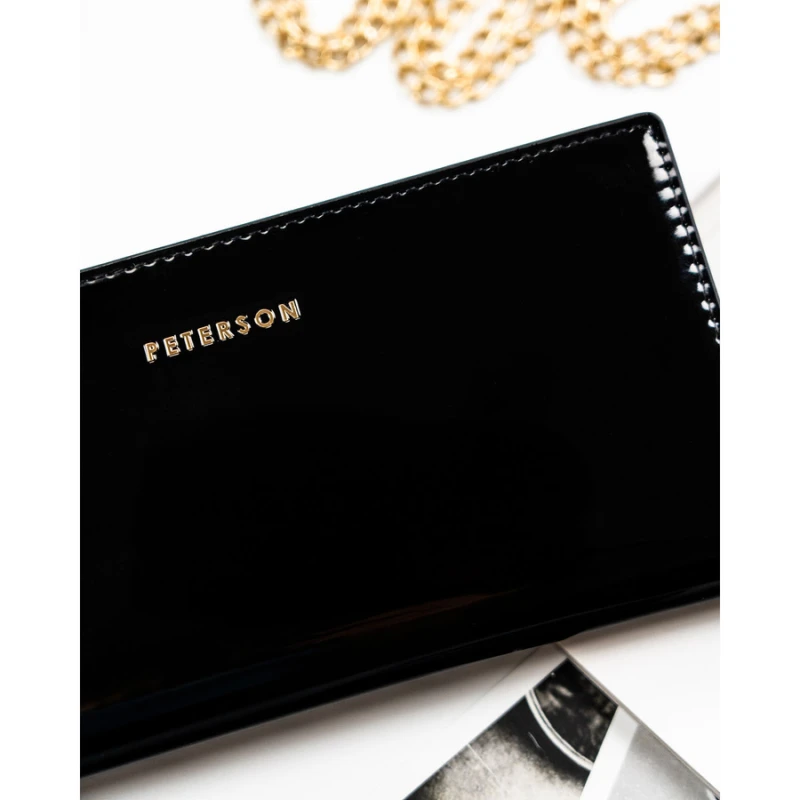 Duży portfel damski ze skóry ekologicznej w czarnym kolorze zamykany suwakiem i zatrzaskiem - Peterson