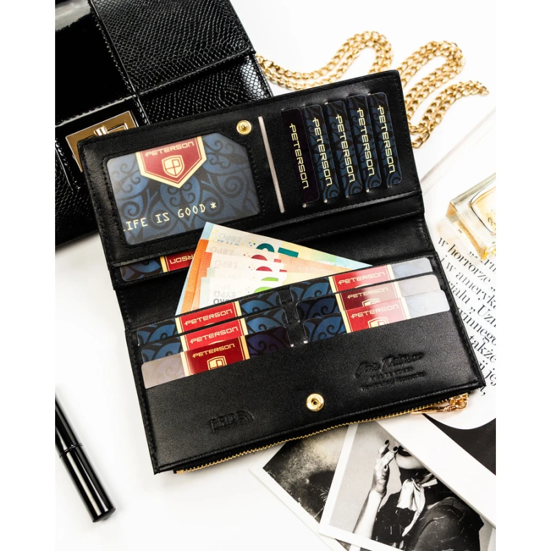 Duży portfel damski ze skóry ekologicznej w czarnym kolorze zamykany suwakiem i zatrzaskiem - Peterson
