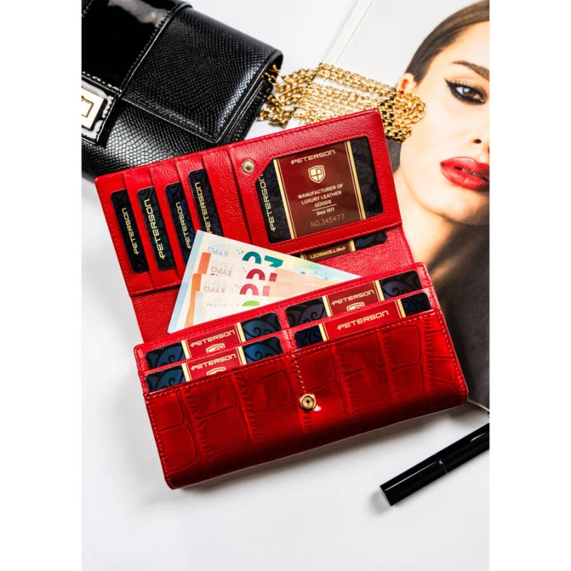 wnętrze portfela damskiego Peterson z licznymi przegródkami na karty i dokumenty