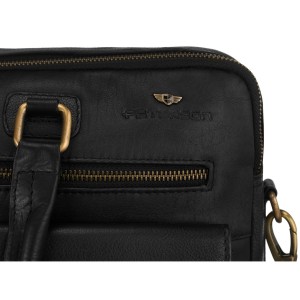 Zbliżenie na detale torby Peterson – faktura skóry i logo producenta