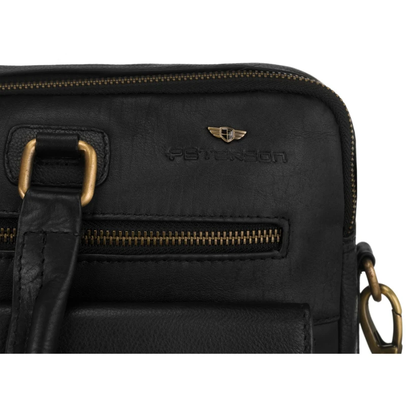 Zbliżenie na detale torby Peterson – faktura skóry i logo producenta