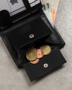 „Portfel męski z kieszonką na suwak – sekcja na monety z zatrzaskiem”