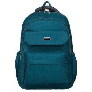 Zbliżenie na przednie kieszenie – jedna zamykana na zamek błyskawiczny, druga na klapkę z magnetycznym zapięciem