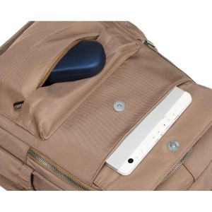 Zbliżenie na przednie kieszenie – jedna na zamek błyskawiczny, druga z klapką magnetyczną.