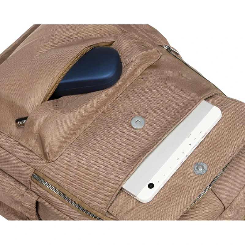 Zbliżenie na przednie kieszenie – jedna na zamek błyskawiczny, druga z klapką magnetyczną.