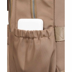 Boczne schowki ze ściągaczem – praktyczne miejsce na termos, powerbank lub etui na okulary.