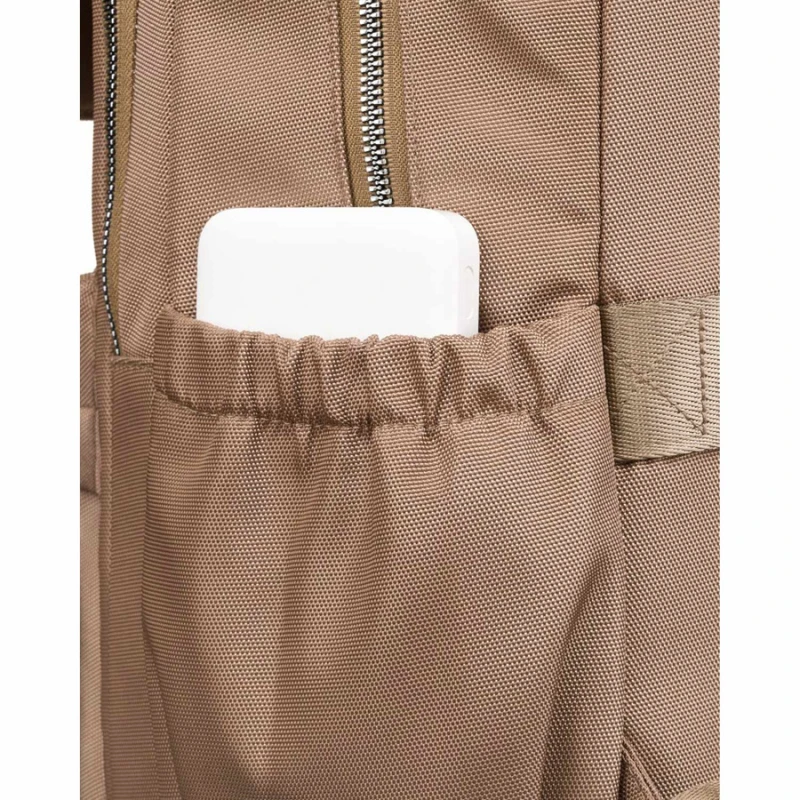 Boczne schowki ze ściągaczem – praktyczne miejsce na termos, powerbank lub etui na okulary.