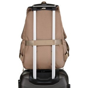 Pasek na walizkę – pokazuje możliwość przymocowania plecaka do rączki walizki podczas podróży.