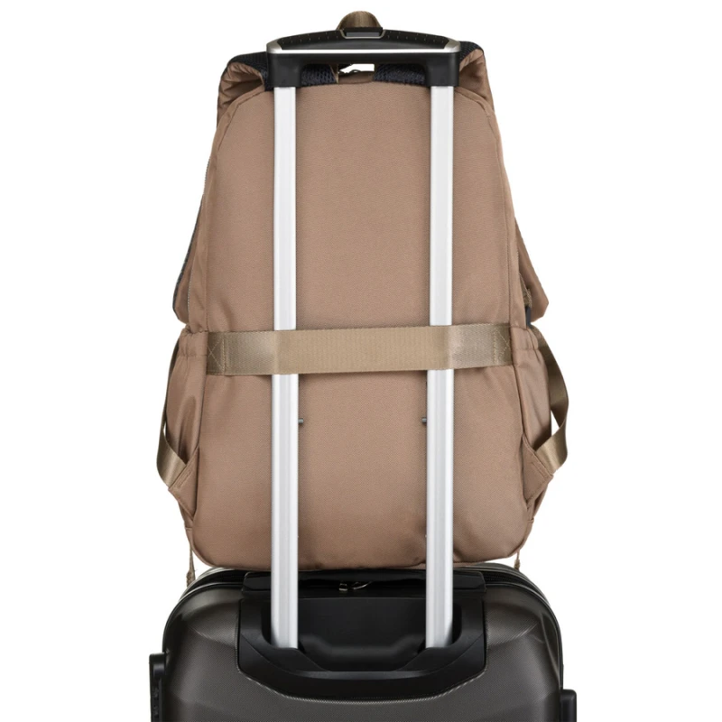 Pasek na walizkę – pokazuje możliwość przymocowania plecaka do rączki walizki podczas podróży.