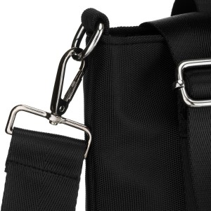 Detal torby Peterson – eleganckie srebrne okucia i wysokiej jakości wykończenie materiału