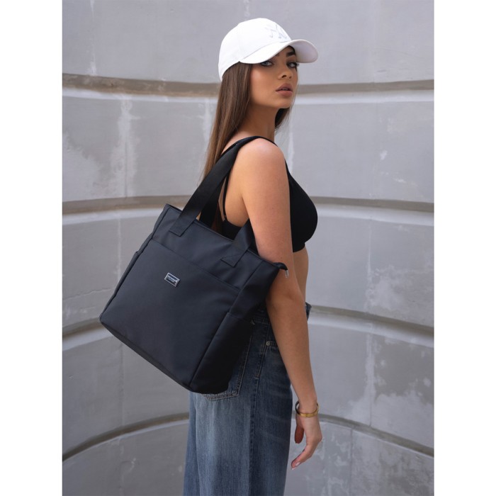 Duża torebka damska w czarnym kolorze zawieszona na wygodnych uchwytach - Peterson