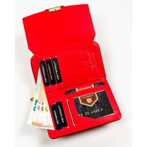 Portfel damski Peterson w kolorze czerwonym – otwarty, pokazujący przegródki na karty i dokumenty