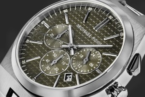 Zbliżenie na szarą kopertę zegarka Michael Kors Lennox MK9118