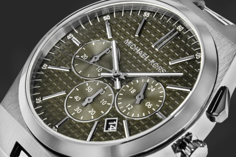 Zbliżenie na szarą kopertę zegarka Michael Kors Lennox MK9118