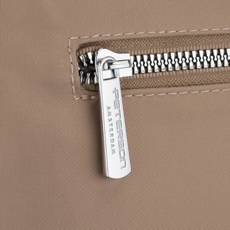 Miejska torebka damska z poliestru i skóry ekologicznej w beżowym kolorze, jednokomorowa i zamykana suwakiem - Peterson