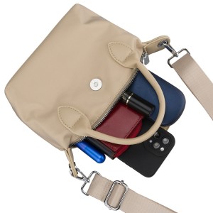 Listonoszka damska z poliestru w kolorze ecru, jednokomorowa i zamykana magnesem - Peterson