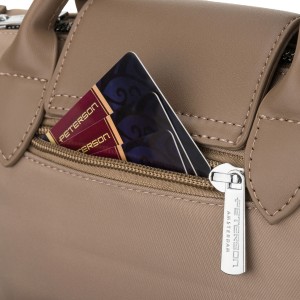 Listonoszka damska z poliestru w beżowym kolorze, jednokomorowa i zamykana magnesem - Peterson