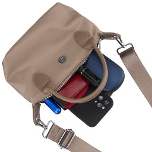 Listonoszka damska z poliestru w beżowym kolorze, jednokomorowa i zamykana magnesem - Peterson