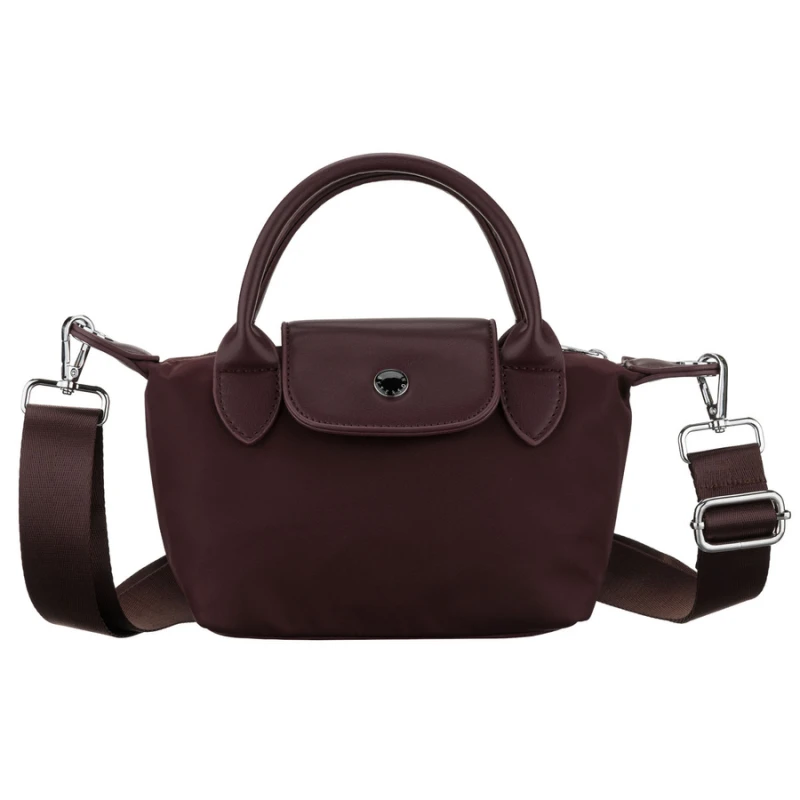 Bordowa listonoszka damska z poliestru zawieszona na szerokim pasku i poręcznych uchwytach - Peterson