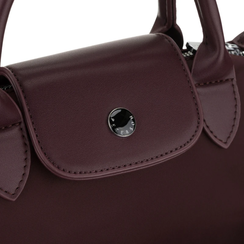 Bordowa listonoszka damska z poliestru zawieszona na szerokim pasku i poręcznych uchwytach - Peterson